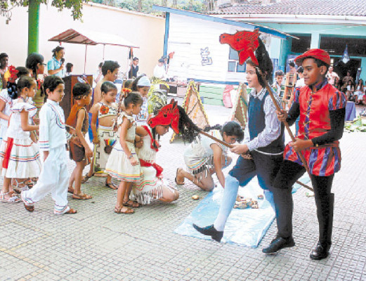 Alumnos de Danlí dramatizan el Himno Nacional de Honduras
