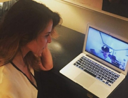 Kate del Castillo publica foto viendo narcocorrido