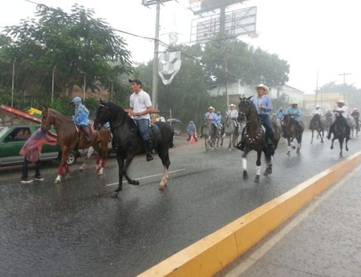 Pese a lluvia, Tegucigalpa celebró su 437 aniversario con el gran carnaval