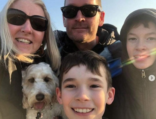 La dramática historia de Jacob, un niño de 10 años que dejó de caminar a causa del coronavirus (FOTOS)