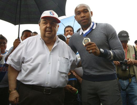 Olimpia rinde homenaje a legionarios y viejas glorias