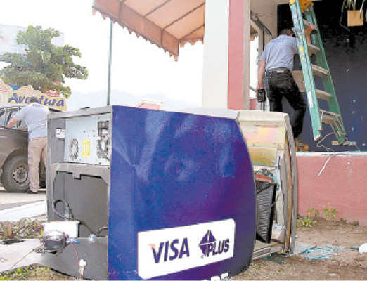 Doce hombres roban cajero automático en El Progreso