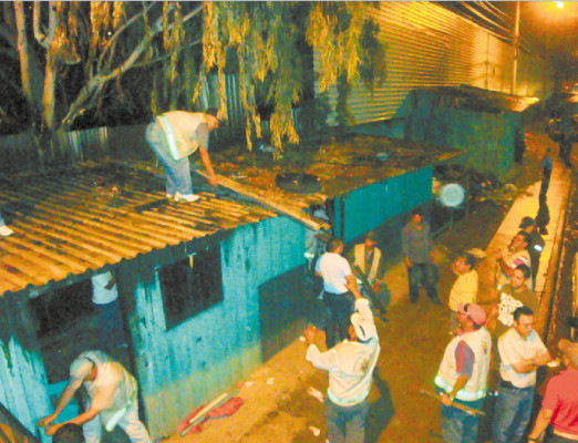 Alcaldía demuele casetas de ventas ilegales