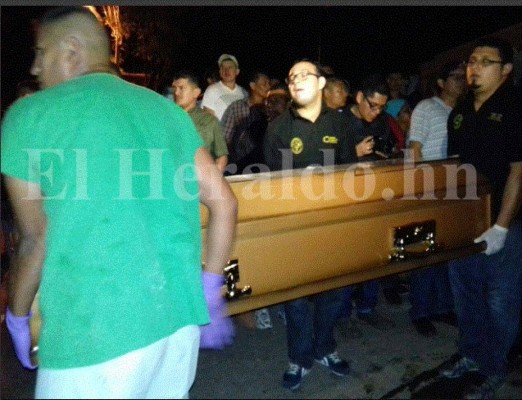 Familiares retiran cuerpos de víctimas de accidente en carretera al sur de Honduras &nbsp;&nbsp;