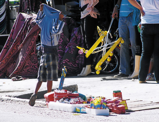 Niños comercializan cohetes en zonas prohibidas de Choluteca