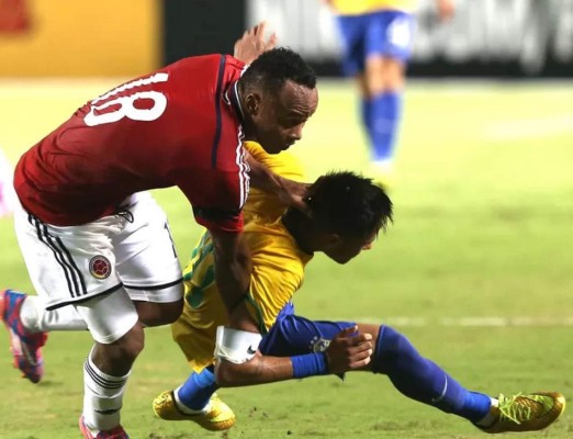 El abrazo entre Neymar y Zúñiga 63 días después de la lesión