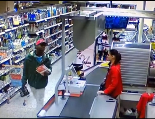 Joven cajera evita un robo de la forma más insólita