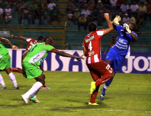 Un triunfo rojo que da Vida, Marathón sigue con la pesadilla