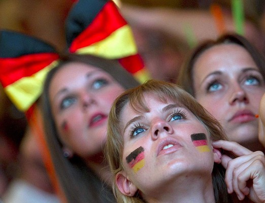 Bellezas mundialistas engalanan estadios y calles