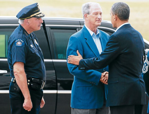 Obama visita a familiares de víctimas de masacre del cine