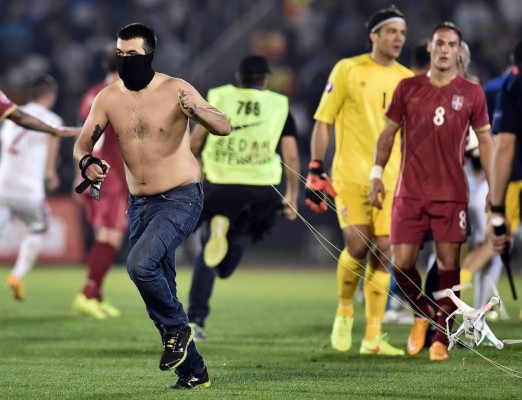 VIDEO: Serbia-Albania suspendido por incidentes