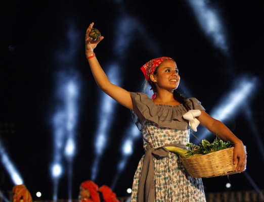 Colorido tributo a raíces hondureñas