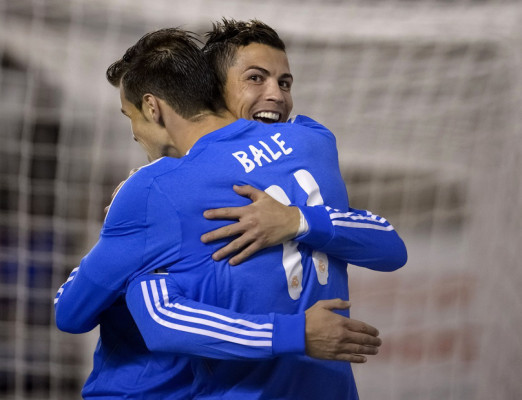 Real Madrid vence al Rayo Vallecano y sigue a seis del Barça