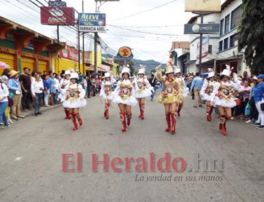 FOTOS: Las bellas palillonas y bandas que deslumbraron en desfiles de Danlí