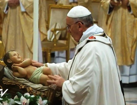 El papa Francisco celebra la Misa de Gallo