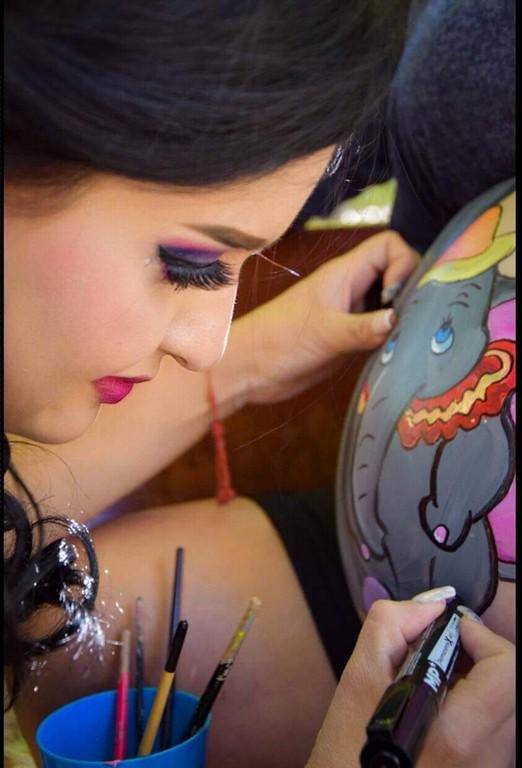 La joven desarrolla con mucha delicadeza el “belly painting”.