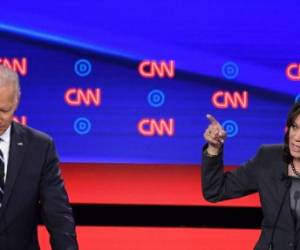 En esta foto de archivo tomada el 31 de julio de 2019, el aspirante presidencial demócrata El ex vicepresidente Joe Biden (L) mira hacia abajo mientras el senador estadounidense de California, Kamala Harris, habla durante la segunda ronda del segundo debate primario demócrata del Temporada de campaña presidencial 2020 organizada por CNN en el Fox Theatre de Detroit, Michigan. Foto: AFP.