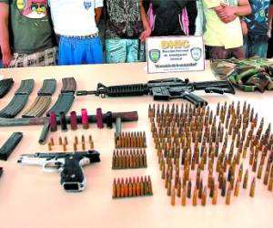 A estos criminales se les han decomisado fusiles de asalto, indumentaria militar y policial, así como droga y dinero producto de extorsiones.