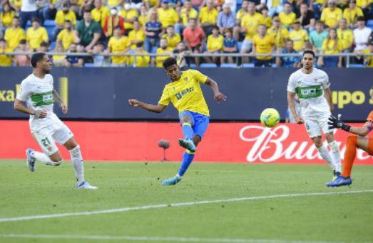 Jugó en el Barcelona, goleó al Real Madrid y ahora es héroe del Cádiz, las hazañas de “Choco” Lozano en España