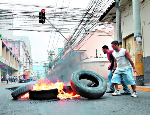 Bancadas de todos los partidos condenan irracionalidad en protestas