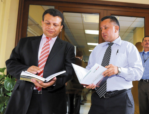 Personal judicial a plantón para exigir protección