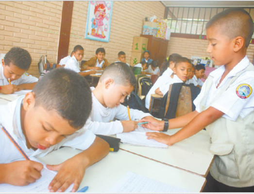 Niños enseñan a niños en escuela de El Paraíso