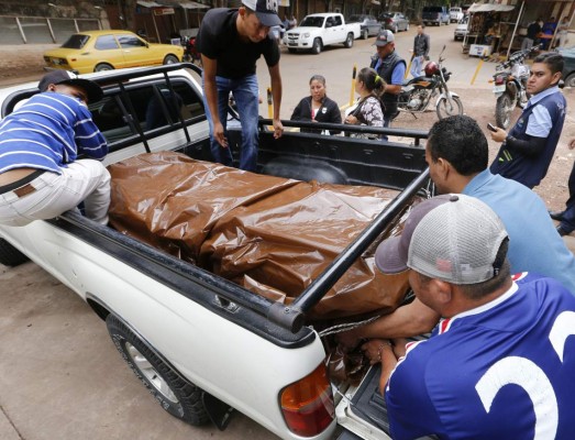 Los restos mortales del agricultor fueron retirados por su esposa y familiares ayer en la tarde (Foto: Estalin Irías/EL HERALDO)