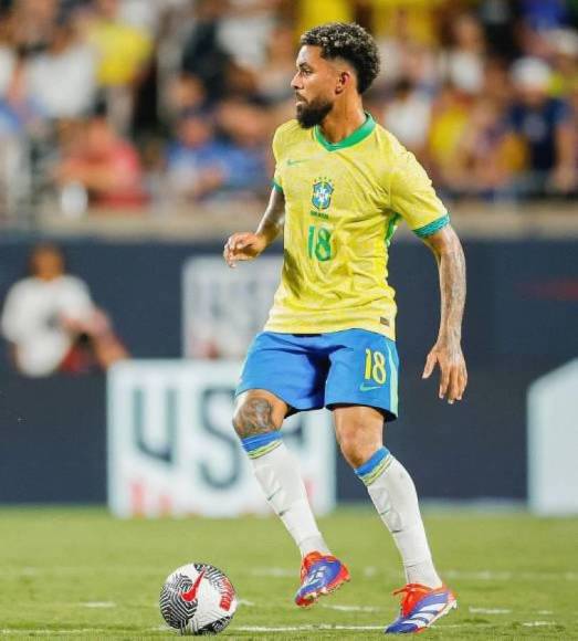 Increíble: Jugador cambiará de club y pide que también fichen a su novia futbolista