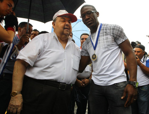 Olimpia rinde homenaje a legionarios y viejas glorias