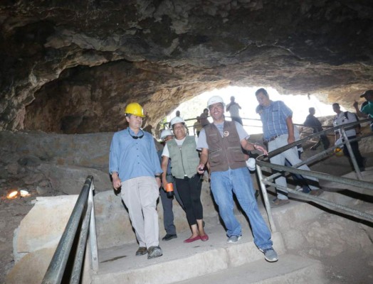 Así disfrutó el presidente Juan Orlando Hernández el recorrido por las cuevas de Taulabé