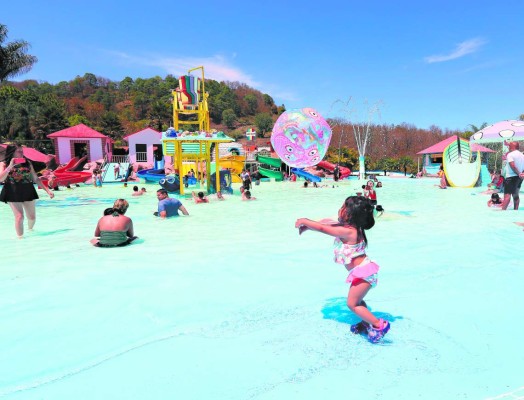 Las sirenas que reciben sol en las playas y balnearios