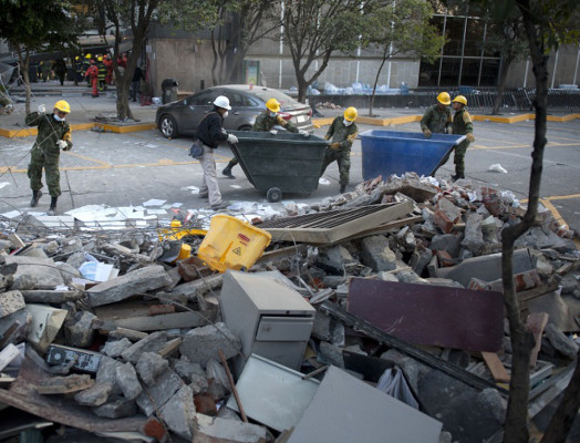 Aumentan a 32 los muertos por explosión en sede de Pemex