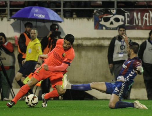 Un doblete de Messi hace más líder al Barcelona