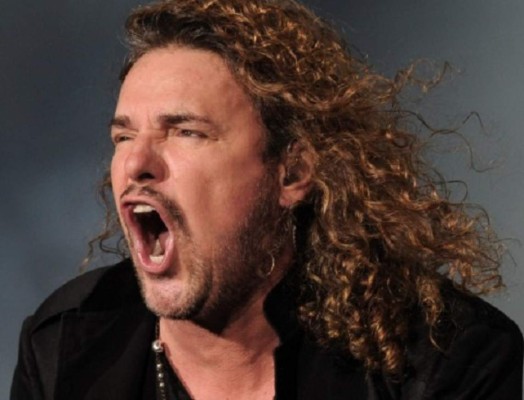 VIDEO: Vocalista de Maná cae del escenario