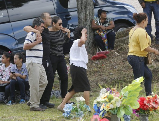 'Este es un día muy duro... pero es un hasta pronto”: Doloroso entierro de médico y su padre