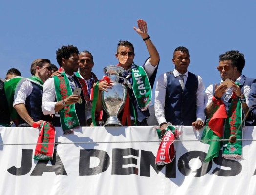 CR7 canta en la fiesta del título de la Euro