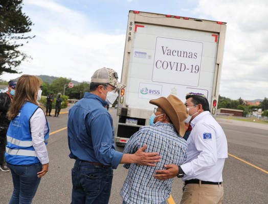 Así fue la llegada de vacunas AstraZeneca para los afiliados al IHSS