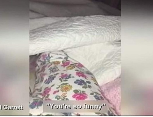 Espectro le habla a una niña