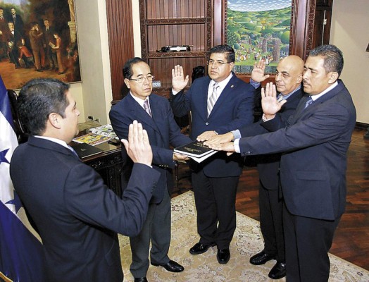 Hernández juramentó a tres funcionarios más