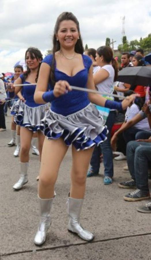 Bastoneras, dueñas de la pasarela cívica