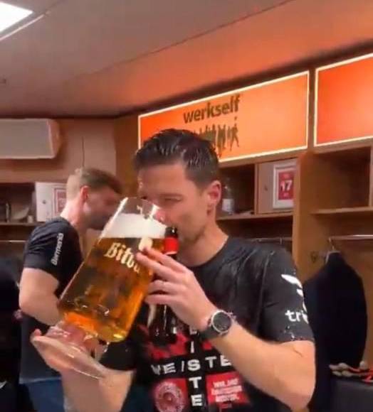 Xabi Alonso se emborracha, locura de afición de Leverkusen y festejo en el camerino