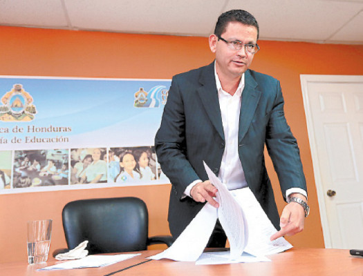 Escoto propone aumento salarial de 7% a maestros