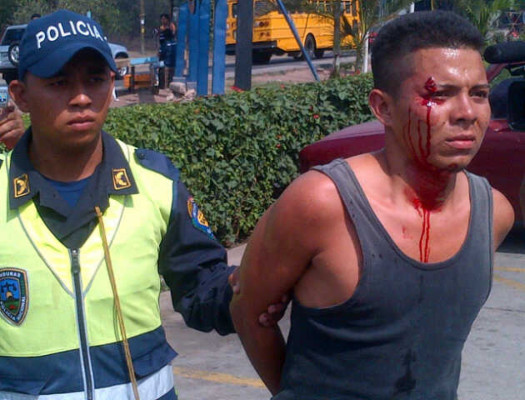 Propinan paliza a hombre por robar celulares a dos mujeres