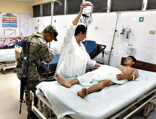 Estudiantes, voluntarios y militares suplen a enfermeras auxiliares en hospitales