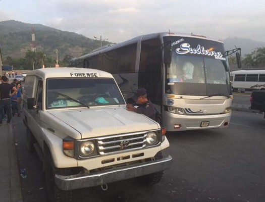 Mueren oficial de la Naval y delincuente en tiroteo en bus