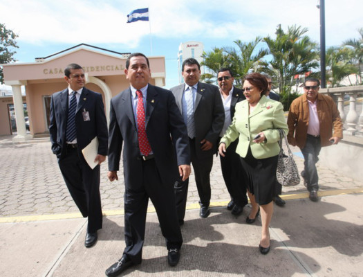 Lobo exhorta a diputados a estar unidos, y que lo dejen gobernar