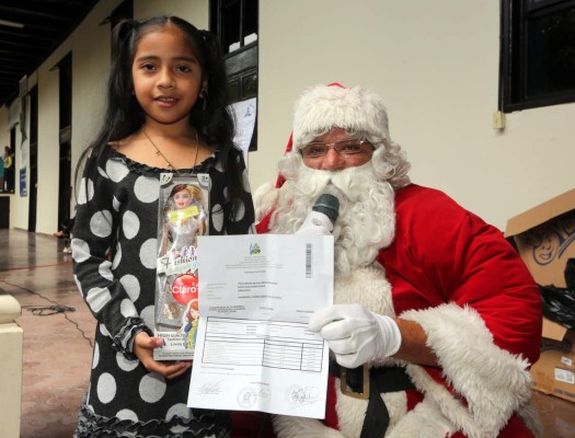 Santa Claus realiza última entrega de juguetes