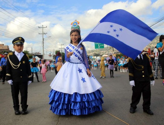 Niños engalanan un homenaje cívico a la patria