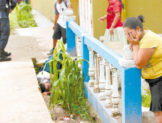 Muere al caer en una cuneta