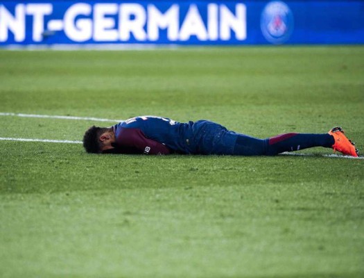 Neymar sale en camilla en Marsella a diez días del duelo contra Real Madrid